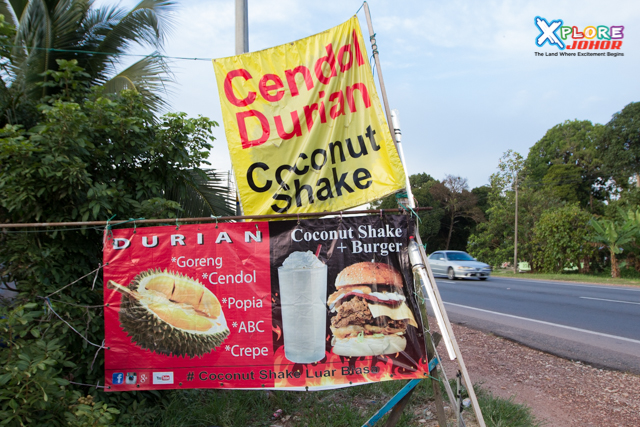 ココナッツシェイクルアールビアサ Coconut Shake Luar Biasa